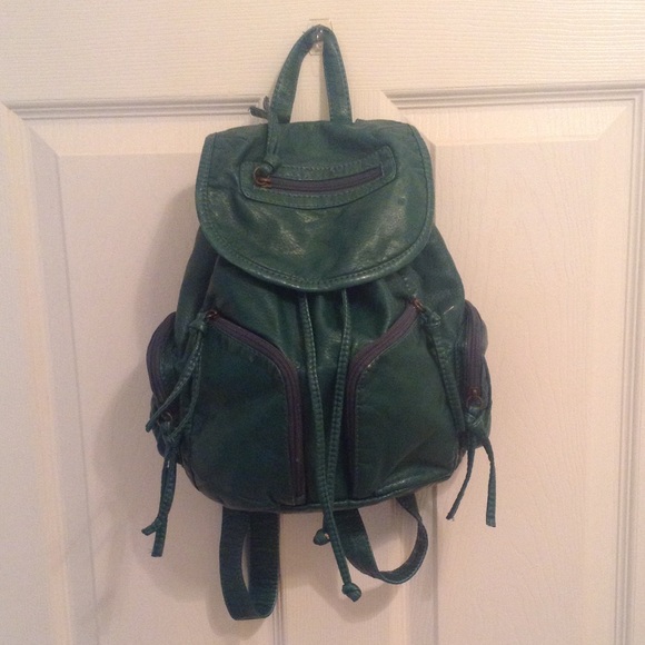 Bueno Handbags - Mini green faux leather backpack